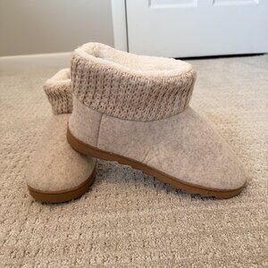 NWOT DLuxe by Dearfoams Women's Slippers - Tan, Size L (9-10)